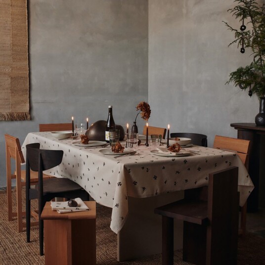 Ferm Living Baies servietter 4 pakning naturlig/mørk sjokolade