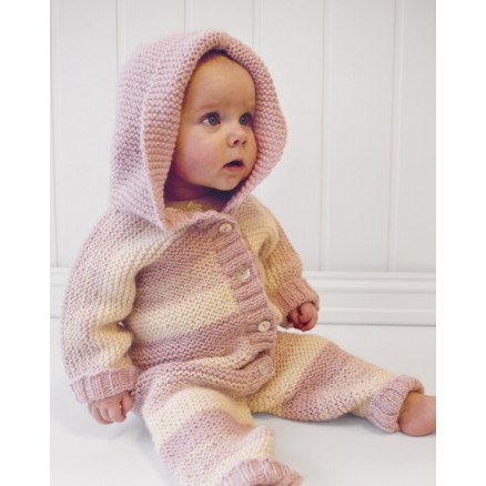 Playdate by DROPS Design Babydrakt med hette Strikkeoppskrift str 0 mdr 4 år