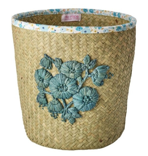 RICE Raffiakurv med blått blomsterbroderi og kant av blomsterstoff Blå