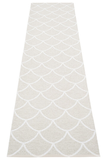 Pappelina Kotte matte fossil grå 70x300 cm Pappelina Kotte matte fossil grå 70x300 cm