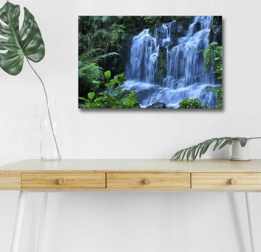 Lerretsbilde med LED belysning Foss omgitt av frodig grøntområde Grønn / Blå / Hvit