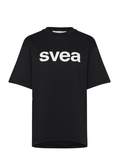 Svea Swaustin Boxy Logo Ss T-Shirt - Black - M Svea Swaustin Boxy Logo Ss T-Shirt - Black - M