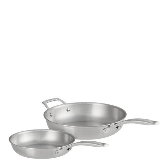 Le Creuset Essential 3 ply stekepannesett 24+28 cm stål/uten belegg Le Creuset Essential 3 ply stekepannesett 24+28 cm stål/uten belegg