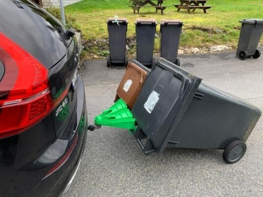 Binroller / Holder for 2 søppelspann til hengerfeste på bil