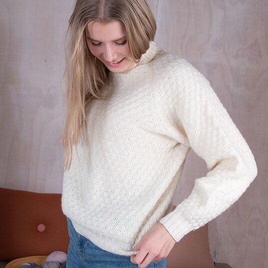 Bluum Strik Strikkegenser Hompetitten dame - garnpakke i Bluum Pure Eco Baby Wool Bluum Strik Strikkegenser Hompetitten dame - garnpakke i Bluum Pure Eco Baby Wool
