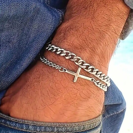 Enkelt dobbelt armbånd med kryss og rustfritt stål. Enkelt dobbelt armbånd med kryss og rustfritt stål.