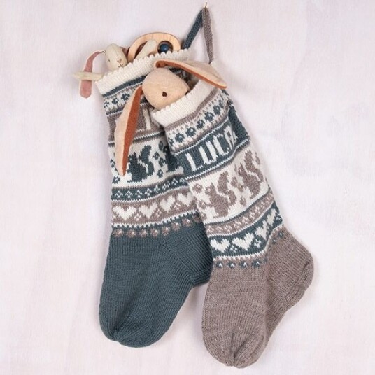 Bluum Strik Strikk Julestrømper Ekorn og valgfrie navn - garnpakke i Bluum Pure Eco Baby Wool Bluum Strik Strikk Julestrømper Ekorn og valgfrie navn - garnpakke i Bluum Pure Eco Baby Wool