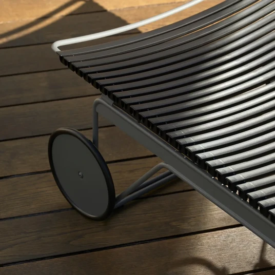 Houe Click Adjustable chaise longue Muted white. Frame: Grey Houe Click Adjustable chaise longue Muted white. Frame: Grey