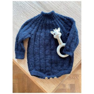 Sevenone Body av Knit by Nees – Garnpakke til Sevenone Body Str. 0 mdr  0-2 mdr.
