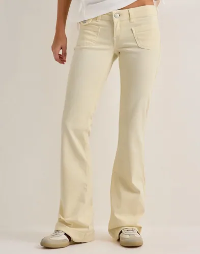 Nelly   Gul   Super Low Heart Pocket Bootcut Jeans