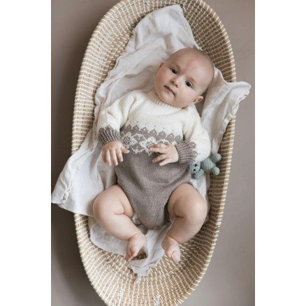 Maisie Body fra House of Yarns Strikkeoppskrift på babydress str 44 80