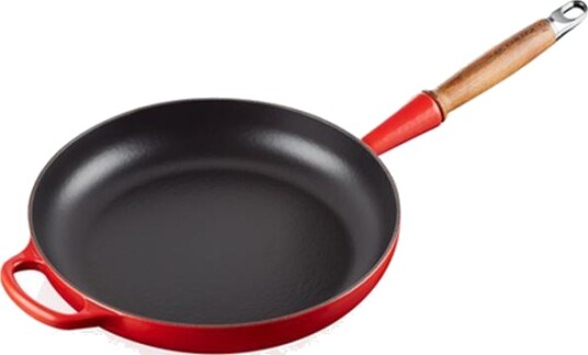 Le Creuset Signature stekepanne med trehåndtak 28 cm cerise Le Creuset Signature stekepanne med trehåndtak 28 cm cerise