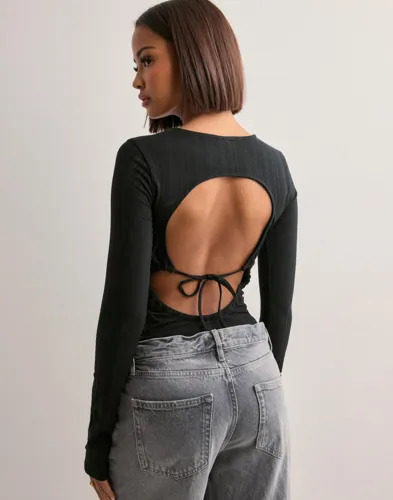 Nelly Svart Gorgeous Back Focus Top