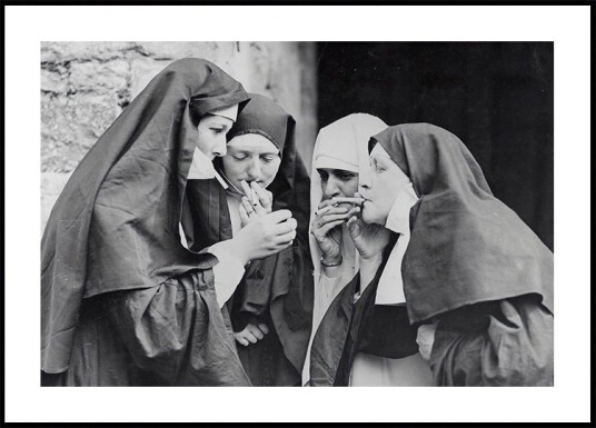 Rebellious Nuns Black and White Smoking Nuns Plakat Plakat / 100x150cm