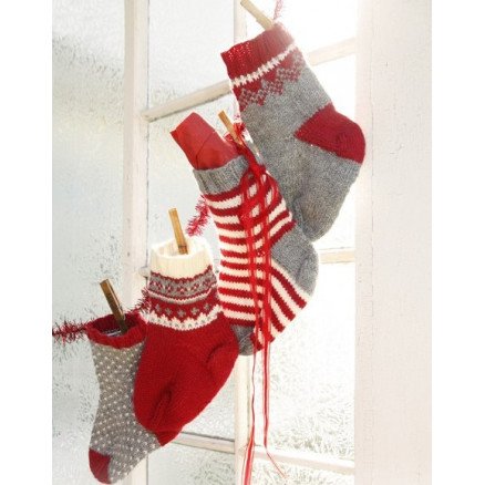 Drops Garnstudio Advents Sokker by DROPS Design Kalendersokker Julepynt Strikkepakke