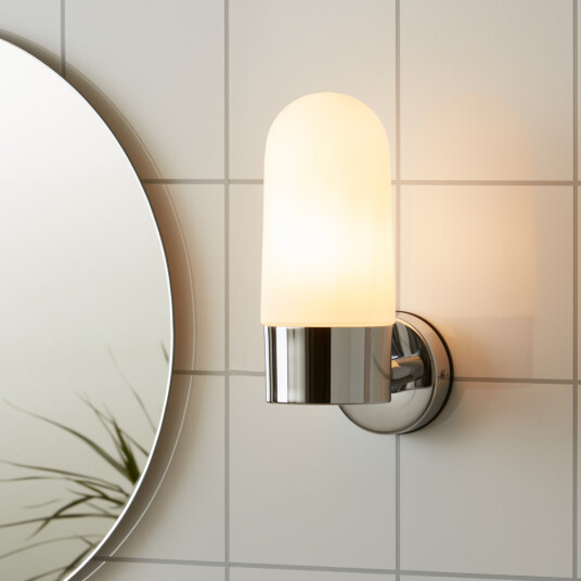 Marksløjd Zen vegglampe IP44 - Krom/opalhvit