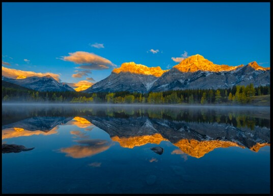 Golden Mountain Reflections Plakat / 50x70 Golden Mountain Reflections Plakat / 50x70