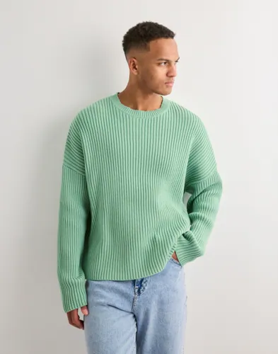 Que Sera Sera Roy Ribbed Knit Sweater Strikkegensere Grønn Que Sera Sera Roy Ribbed Knit Sweater Strikkegensere Grønn