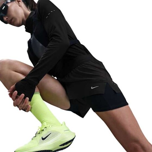Nike Swift Dri-FIT 2-i-1 Shorts Dame Black/Reflective Silver S Nike Swift Dri-FIT 2-i-1 Shorts Dame Black/Reflective Silver S
