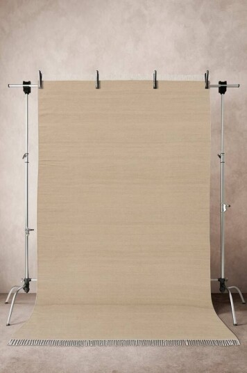 Jotex LORI PLAIN ullteppe 200x300 cm Mørk sand 1671389-08-45 1671389-07-45 Jotex LORI PLAIN ullteppe 200x300 cm Mørk sand 1671389-08-45 1671389-07-45