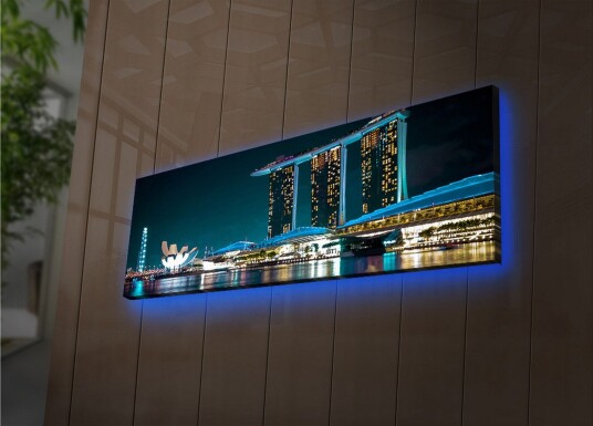Lerretsbilde med LED belysning 30x90 cModerne bybilde med futuristiske bygninger ved vannoverflaten Mørk blå / Lys blå / Hvit