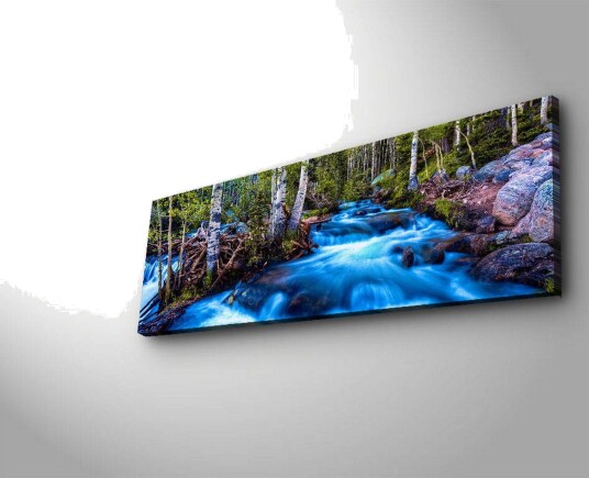Lerretsbilde med LED belysning 30x90 cm Rennende vann i et naturskjønt miljø med trær rundt Blå / Grønn / Brun