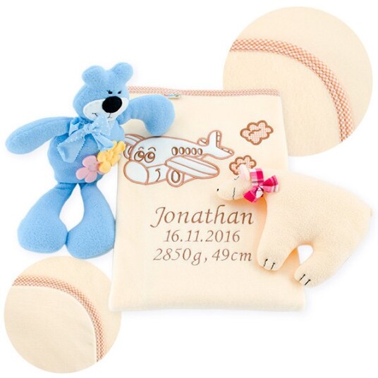 Fleece-bomullsteppe med babyens navn og dedikasjon. Motiv av fly med skyer i Ecru.