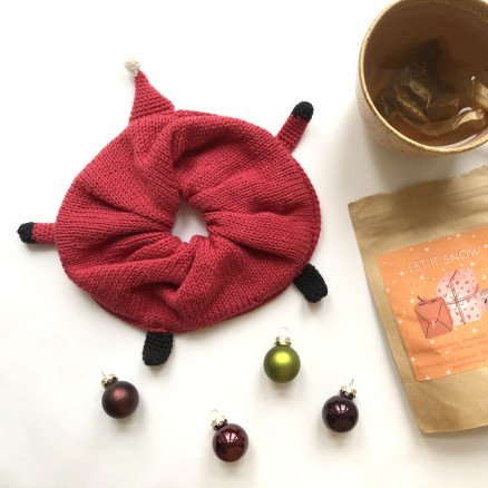 Twisted Santa Scrunchie av Rito Krea Scrunchie Strikkeoppskrift