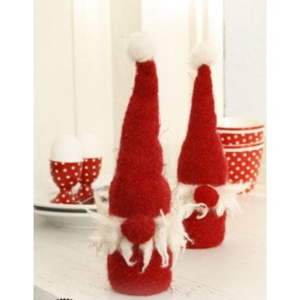 Egg Sitters by DROPS Design Tovet Nisse Julepynt Strikkeoppskrift 23 cm