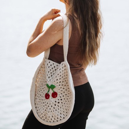 Rund Strandveske med Kirsebær av Rito Krea Veske Hekleoppskrift 40 cm Rund Strandveske med Kirsebær av Rito Krea Veske Hekleoppskrift 40 cm