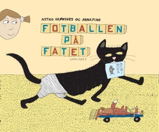 Fotballen På Fatet Av Astrid Grønsnes