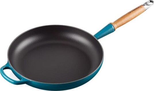 Le Creuset Signature stekepanne med trehåndtak 28 cm deep teal Le Creuset Signature stekepanne med trehåndtak 28 cm deep teal