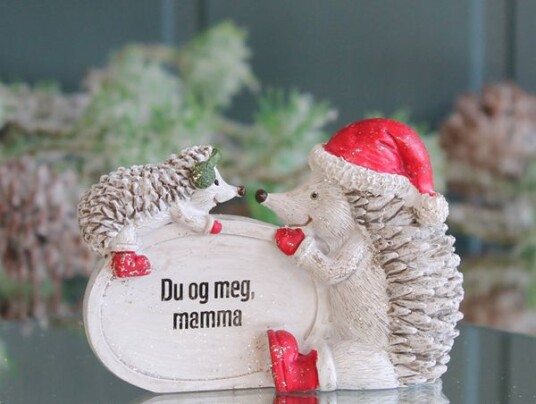 Julefigur pinnsvin med teksten "Du og meg mamma"