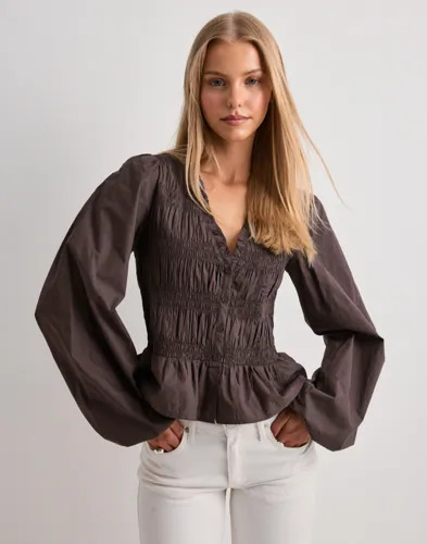 Nelly Brun Flirty V neck Blouse