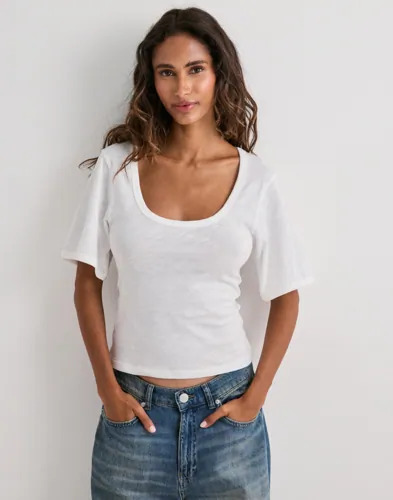 Nelly Hvit Batwing Sleeve Tee