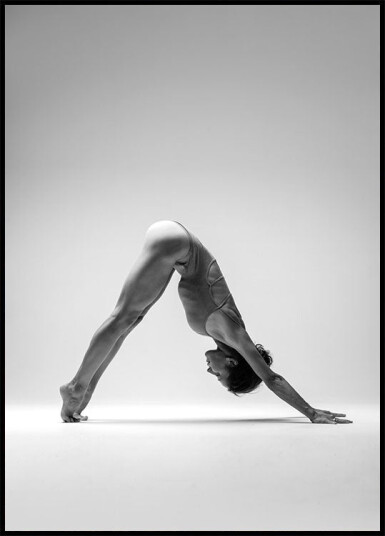 Practicing Yoga Plakat Plakat / 70x100cm Practicing Yoga Plakat Plakat / 70x100cm