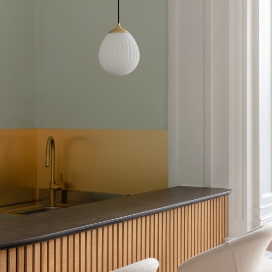 Umage Around World lampeskjerm Ø21 cm White/brushed brass Umage Around World lampeskjerm Ø21 cm White/brushed brass