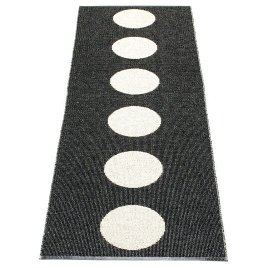 Pappelina Vera Rug Black/Vanilla Teppe Sort / Vanilla 70x450 cm Pappelina Vera Rug Black/Vanilla Teppe Sort / Vanilla 70x450 cm
