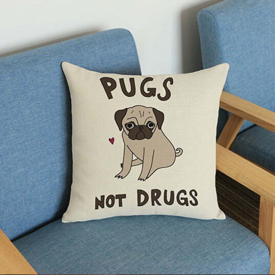 Putetrekk Med Pug Illustrasjon "Pugs Not Drugs" 43.5X43.5 cm
