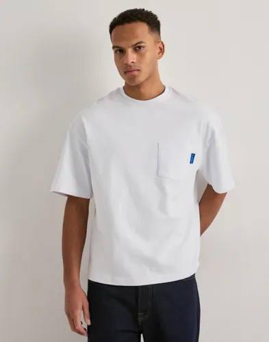 Que Sera Sera Boxy Pocket Tee Oversized t shirts Hvit Que Sera Sera Boxy Pocket Tee Oversized t shirts Hvit