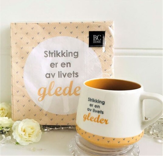 Lunsj serviett med tekst "Strikking er en av livets gleder" Lunsj serviett med tekst "Strikking er en av livets gleder"