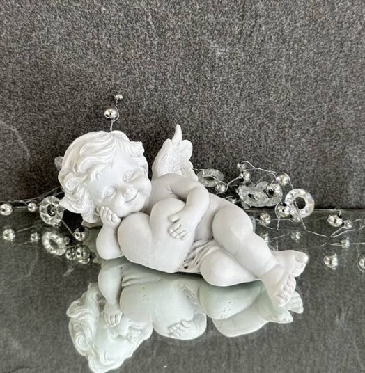 Engel liggende med hjerte i hvit polystone Engel liggende med hjerte i hvit polystone