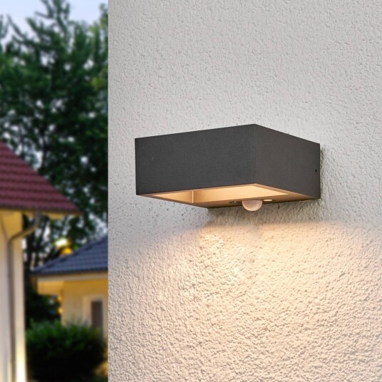 Lucande LED-utevegglampe Mahra med sensor, solcelle