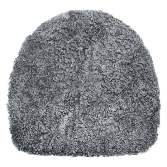 Skinnwille Curly forma Sittepute i saueskinn 36 cm Charcoal Grey
