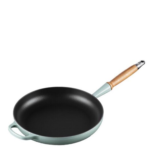 Le Creuset Signature støpejernspanne med trehåndtak 28 cm sea salt Le Creuset Signature støpejernspanne med trehåndtak 28 cm sea salt