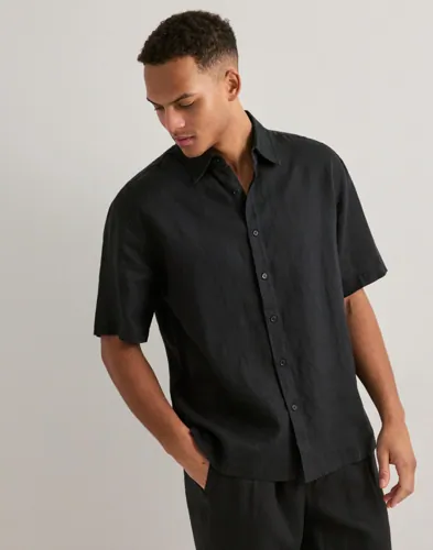 Que Sera Sera Louis Linen Shirt SS Linskjorter Svart Que Sera Sera Louis Linen Shirt SS Linskjorter Svart
