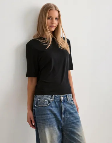 Nelly Svart Perfect Soft Shoulder Top Nelly Svart Perfect Soft Shoulder Top