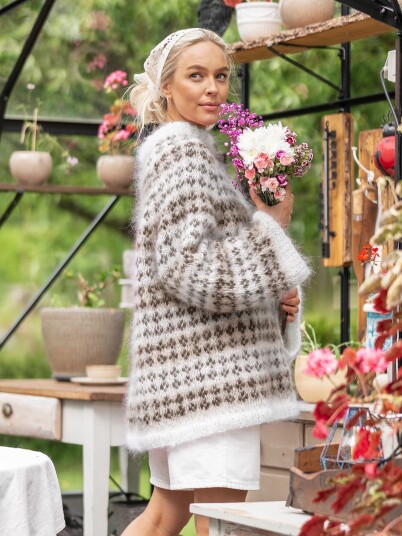 Garnius X Veronica Løken 523V 01c Blome genser vol.1 kald beige Garnius X Veronica Løken 523V 01c Blome genser vol.1 kald beige