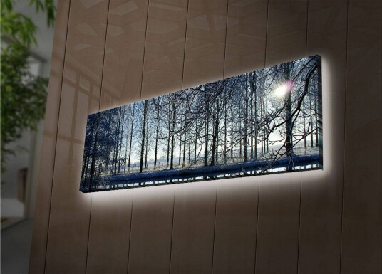 Lerretsbilde med LED belysning 30x90 cm Vinterlandskap med snødekte trær og en svak solstråle Blå / Hvit / Grå