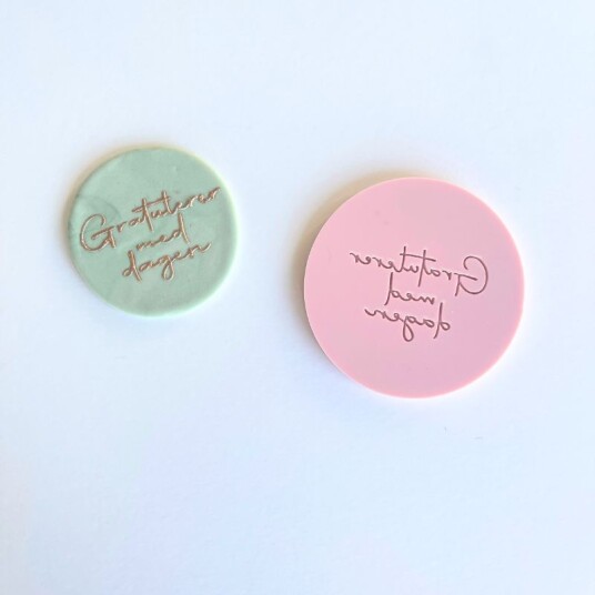 Sweet Stamp Outboss Embosser Gratulerer Med Dagen 